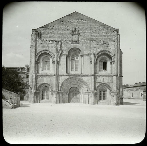 Façade, vue d'ensemble, personnage