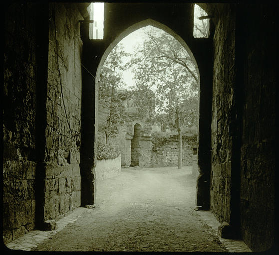 Entrée du Vieux Château : passage voûté