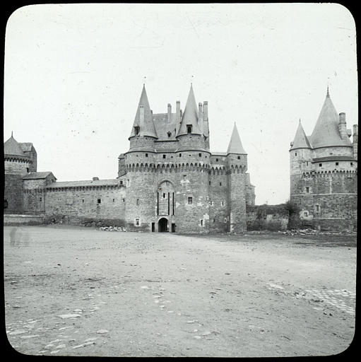 Esplanade et châtelet d'entrée du château, tour, vue d'ensemble