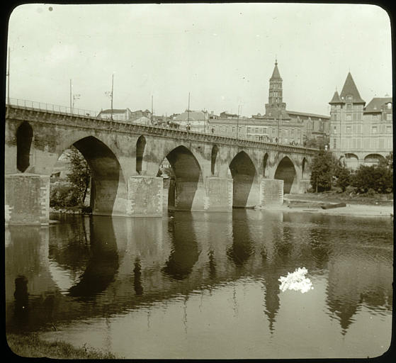 Pont ogival sur le Tarn : vue d'ensemble transversale, clocher de l'église Saint-Jacques à l'arrière-plan