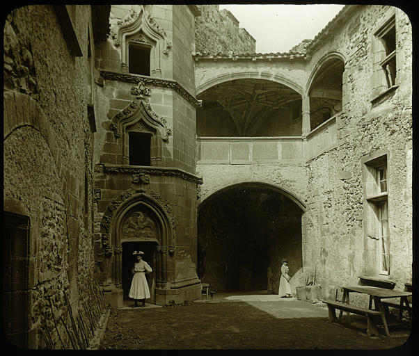 Vue générale de la cour, d'une tourelle d'escalier, de la galerie et de deux personnages féminins