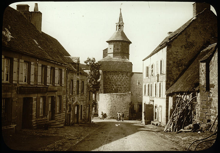 Vue prise d'une rue. Façade de l'Hôtel des voyageurs Bedieu Dufaure, personnages