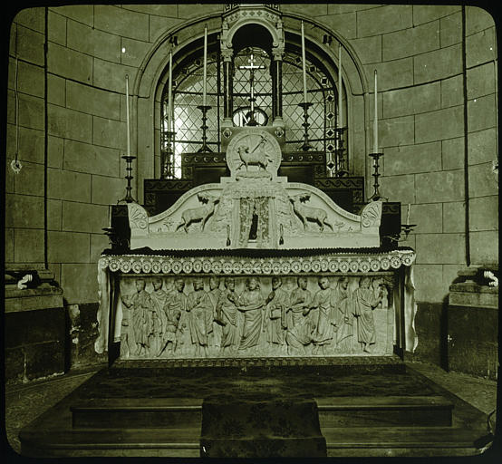 Intérieur, sarcophage utilisé en autel (supposé), vue d'ensemble