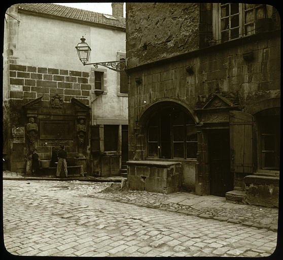 Rue, fontaine à l'arrière-plan avec un garçon et une femme