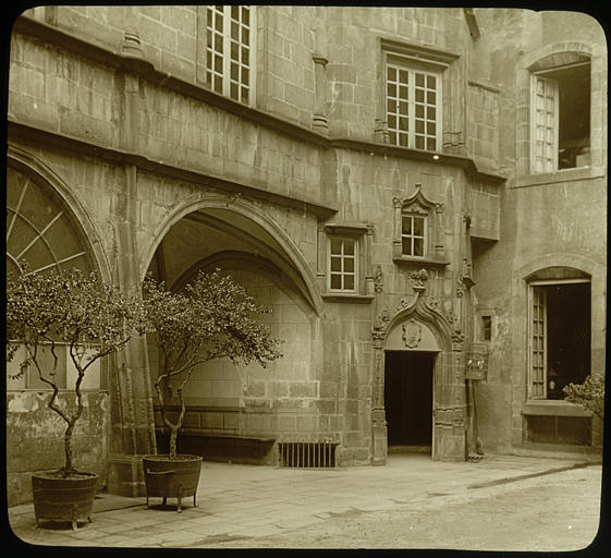 Cour de maison du 16e siècle : cour intérieure, bacs à arbustes