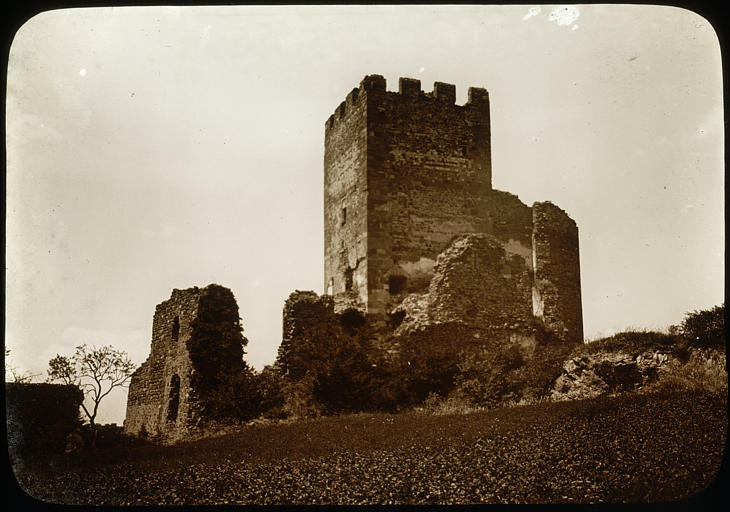 Vue d'ensemble avec la tour carrée au centre