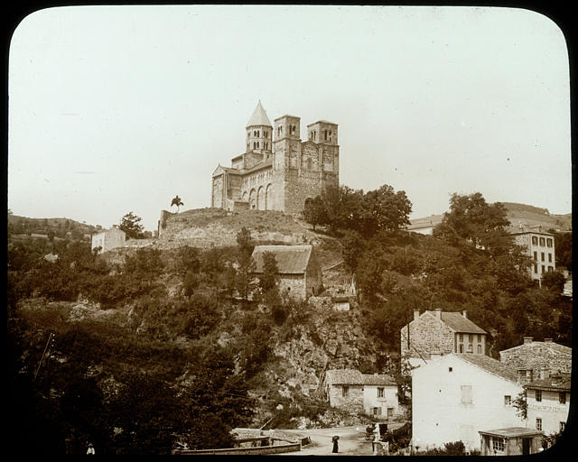 Vue d'ensemble de la butte du mont Cornadore et de l'église, maisons en contrebas