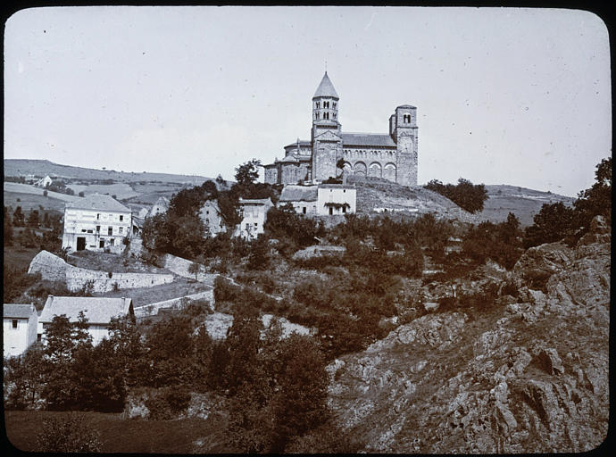 Vue d'ensemble de la butte du mont Cornadore et de l'église, maisons en contrebas