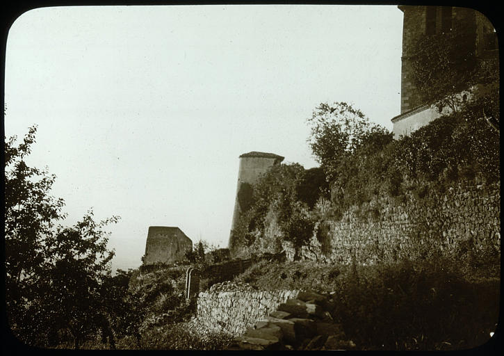 Vue prise en contrebas de l'église (supposé) où subsistent des parties de l'ancienne enceinte