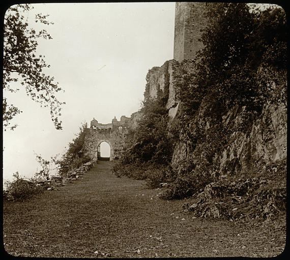 Rampe d'accès du château de Beaucens : remparts et base de la tour, entrée à l'arrière-plan