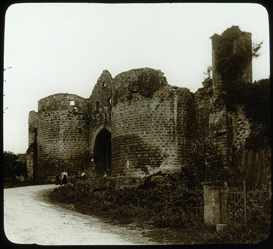 Vue d'ensemble extérieure d'une porte de ville flanquée de deux tours à bossages, personnages