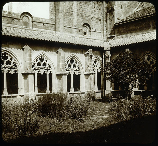 Cloître : galerie, vue partielle depuis le jardin