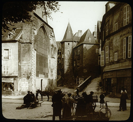 La Monnaie. Vue d'ensemble, place, personnages et carrioles attelées, immeuble,  ancienne église à gauche, hôtel de Gisson à l'arrière-plan