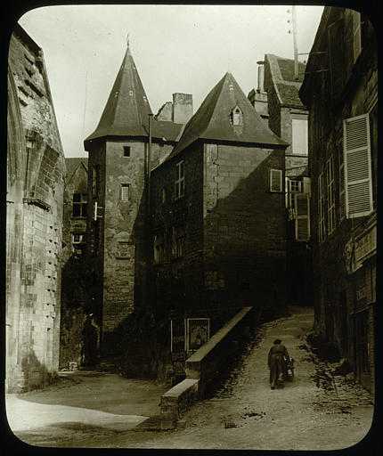 La Monnaie. Ancienne église à gauche, hôtel de Gisson à l'arrière-plan