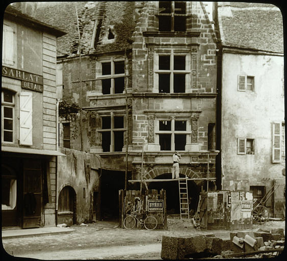 Façade sur rue, en travaux, échafaudage et ouvrier