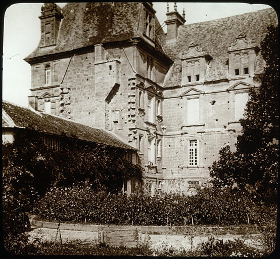 Façade et pavillon, vue partielle