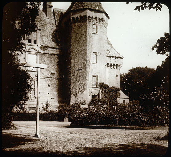 Façade et tour sur le parc, vue partielle