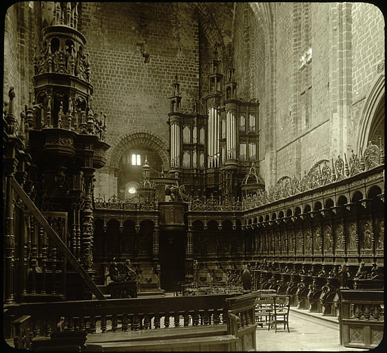 Intérieur : stalles et buffet d'orgues - © Ministère de la Culture (France), Médiathèque du patrimoine et de la photographie, diffusion RMN-GP