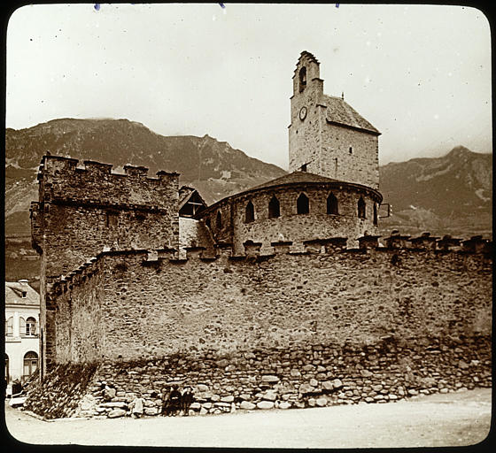 Vue d'ensemble, abside et fortifications