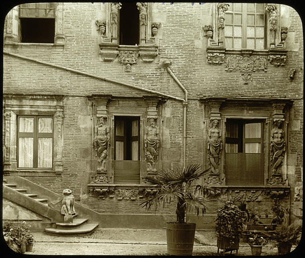 Façade côté cour, croisées sculptées, escalier, plantes