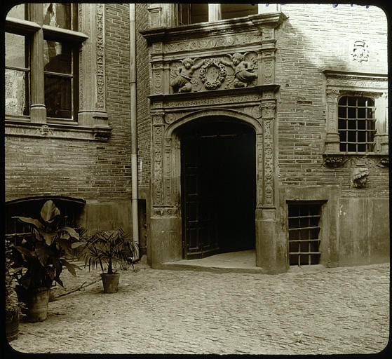 Porte d'entrée dans la cour intérieure