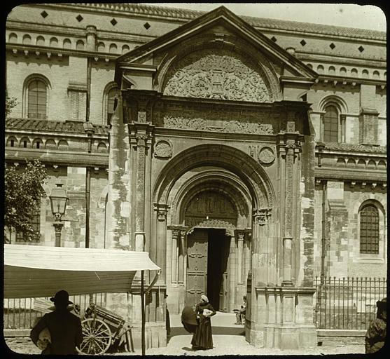 Porte Bachelier, vue d'ensemble avec des personnages