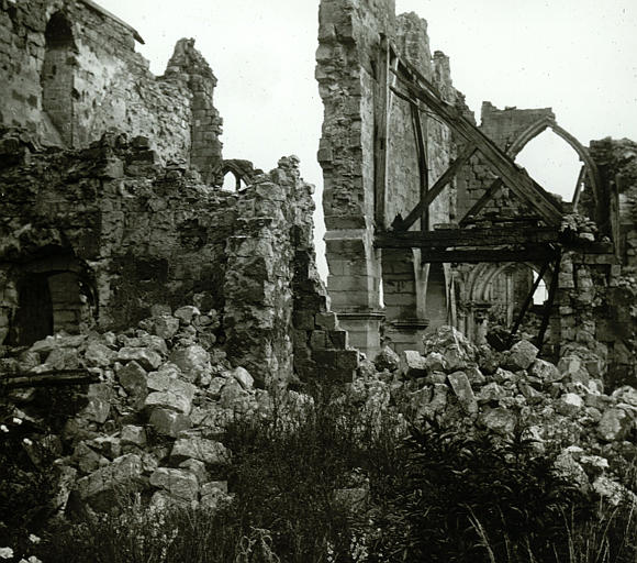 Eglise bombardée : vue d'ensemble