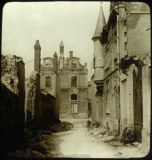 Vue d'ensemble d'une rue bordée d'édifices en ruines