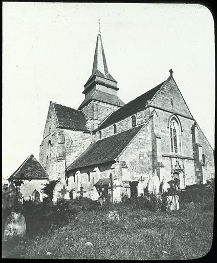 Vue d'ensemble avec cimetière au premier plan