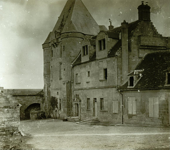 Intérieur de la ville : édifice jouxtant le donjon, vue d'ensemble