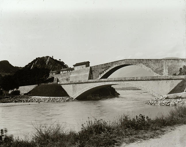 Juxtaposition des deux ponts : le pont récent devant le pont ancien, vue prise du sud