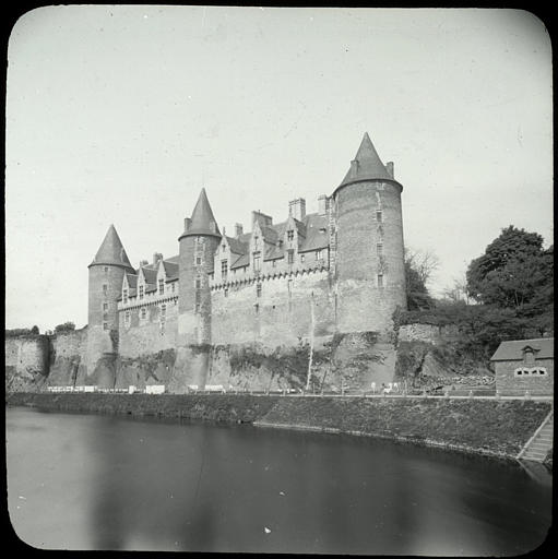 Façade sur l'Oust, vue générale