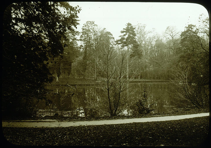 Parc : lac avec bords arborés