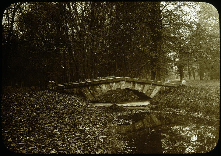 Parc : pont de pierre sur un des cours d'eau