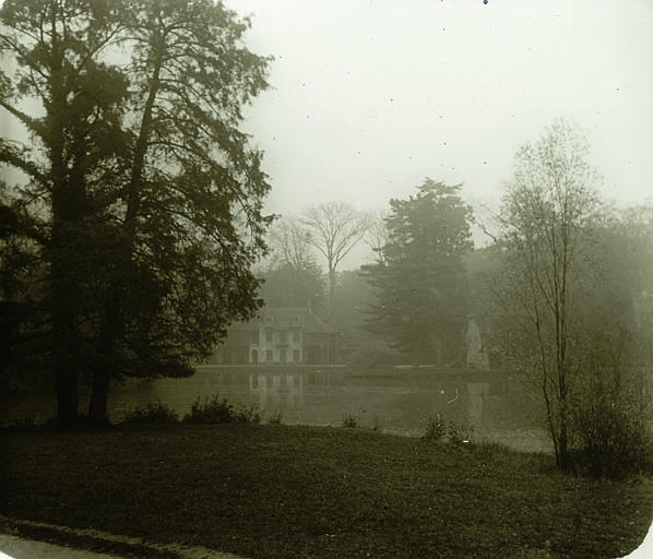 Maison de la Reine et moulin, au loin : effet de brume