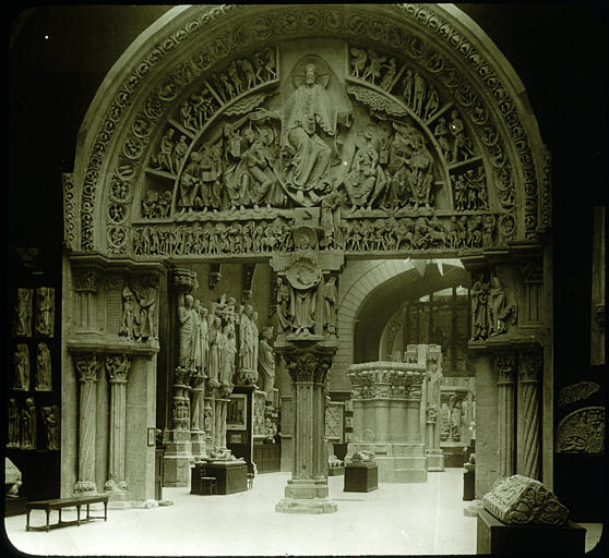 Salle : moulage du tympan de l'entrée de l'église de la Madeleine à Vézelay