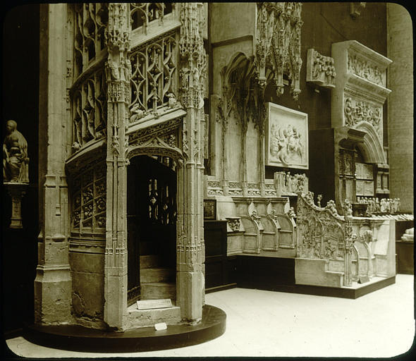 Salle : moulage de l'escalier des orgues de l'église Saint-Maclou de Rouen au premier plan