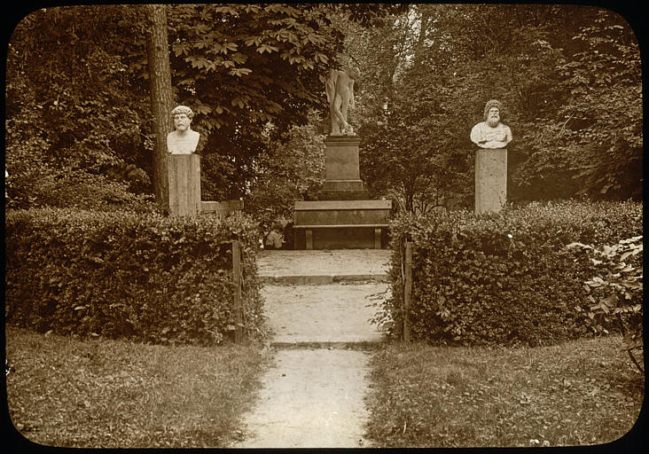 Parc : bosquet avec statue et bustes