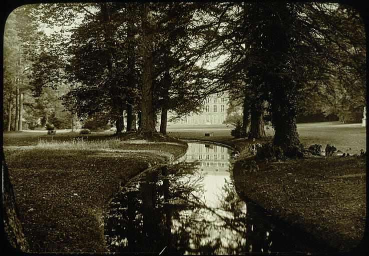 Rivière anglaise dans le jardin anglais d'eau avec façade du château à l'arrière-plan