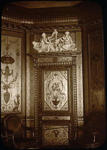 Intérieur : dessus de porte sculptée, boiseries, style pompéien