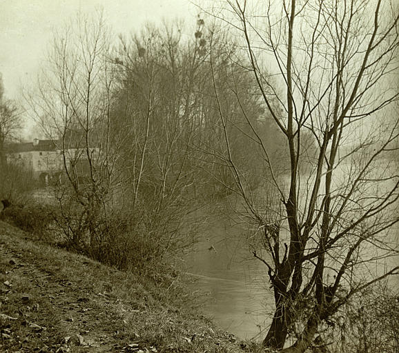 Paysage : berges de la rivière avec le moulin en l'arrière-plan