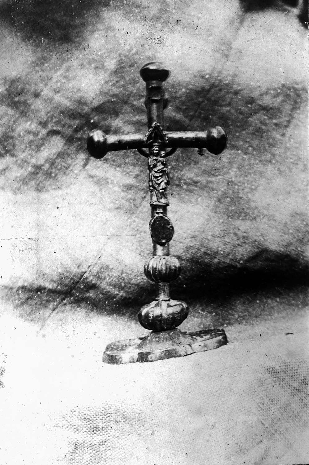 croix de procession transformée en croix d'autel, vue générale