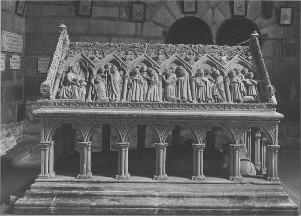 ensemble du monument sépulcral d'Etienne d'Obazine (tombeau, statue), vue générale