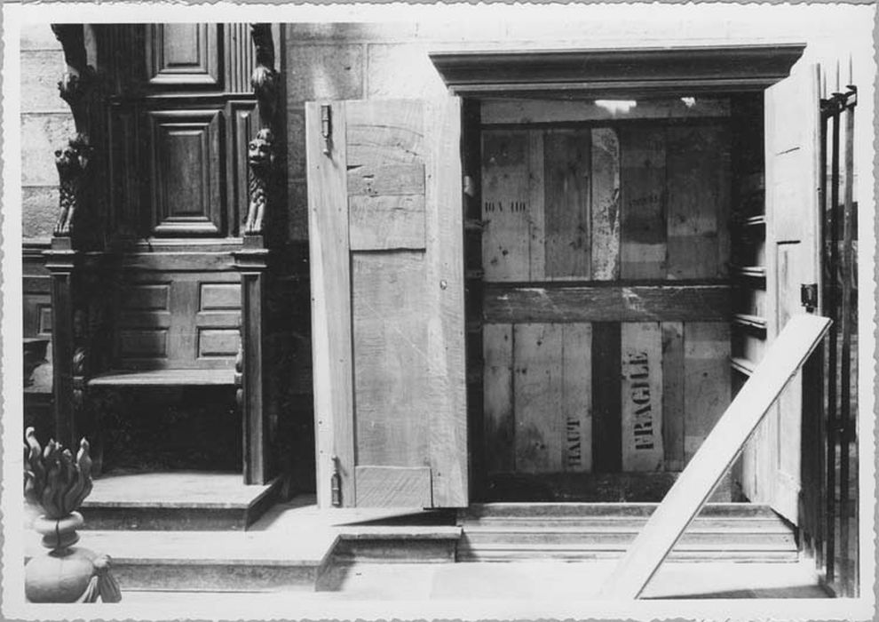 Chantier de restauration et de remise en état des armoires, stalles et sièges épiscopaux, détails