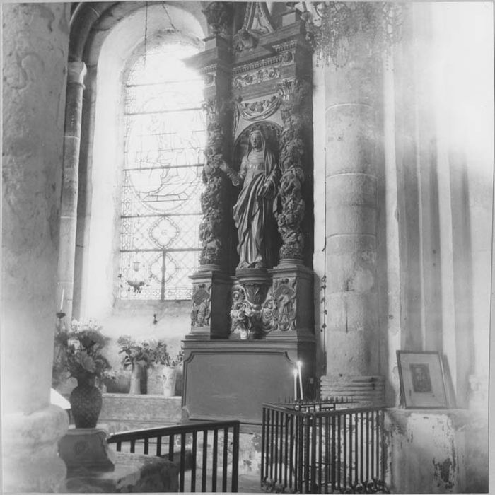 retable architecturé de la chapelle de la Vierge, 2 demi-reliefs : l'Assomption, le Couronnement de la Vierge, et 2 statues : saint Joseph, sainte Anne (côté sud)