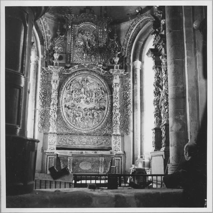 retable architecturé de la chapelle de la Vierge, 2 demi-reliefs : l'Assomption, le Couronnement de la Vierge, et 2 statues : saint Joseph, sainte Anne