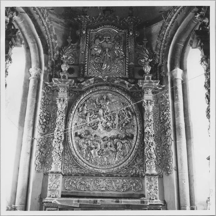 retable architecturé de la chapelle de la Vierge, 2 demi-reliefs : l'Assomption, le Couronnement de la Vierge, et 2 statues : saint Joseph, sainte Anne