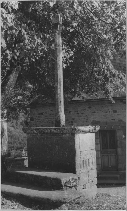 dalle funéraire (gisant), croix (inv. M.H.) actuellement sur la place de l’église, autrefois dressée sur le tombeau - © Ministère de la Culture (France), Médiathèque du patrimoine et de la photographie, diffusion RMN-GP