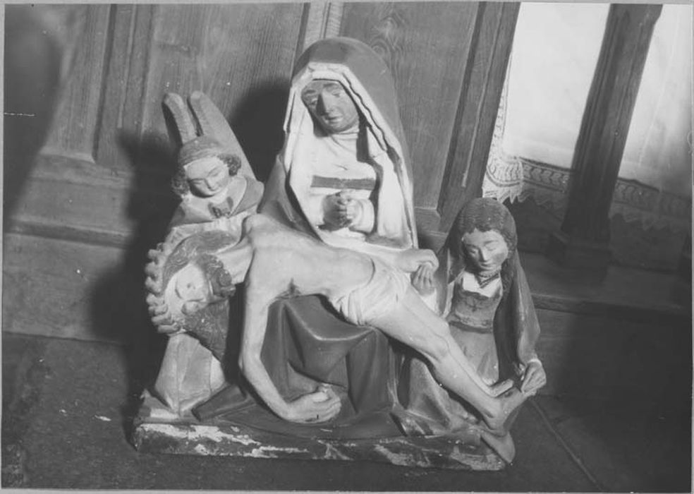 groupe sculpté (statuette) : Vierge de Pitié entre sainte Madeleine et un ange