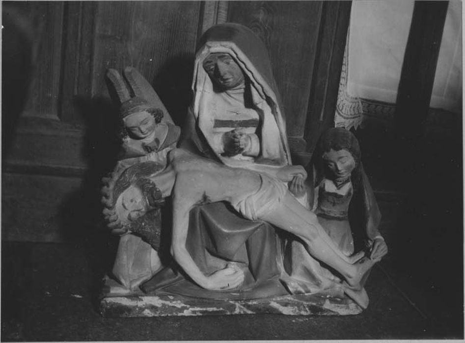 groupe sculpté (statuette) : Vierge de Pitié entre sainte Madeleine et un ange